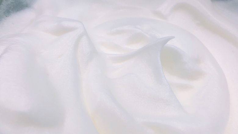 网红同款数字生日蛋糕🎂,由于我是烤蛋糕片所以最后一次低速打发只是把糖搅拌均匀就好了,如果做戚风则需要打发到硬性发泡。
