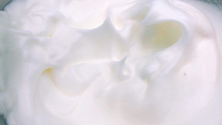 网红同款数字生日蛋糕🎂,打发到湿性发泡就加入第三次细糖,继续低速打发。
小技巧:湿性发泡是指轻轻提起打蛋器蛋白出现弯钩,如图。