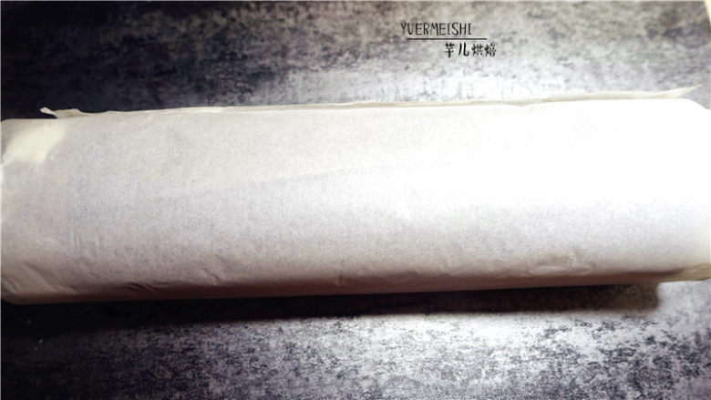 竹炭奶油卷,卷好放冰箱冷藏半小时,切块,开吃。