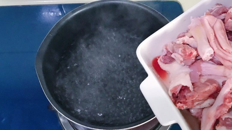 火腿炖老鸭,锅里焯一下水,洗净白色浮沫