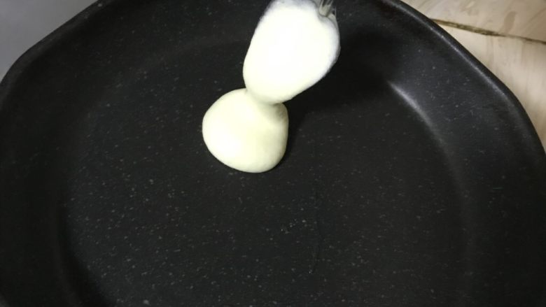 奶香松饼,一定要用不粘锅 可不放油
全程小火
勺子垂直滴落