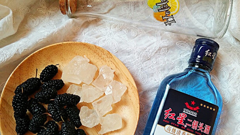 桑葚酒,准备食材,并准备一个无水无油的容器。