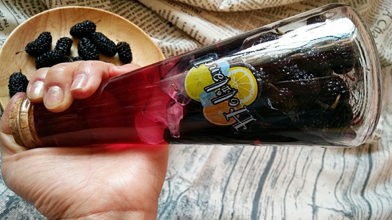 桑葚酒,将容器用木塞塞好,晃一晃,使酒精和桑葚充分融合。