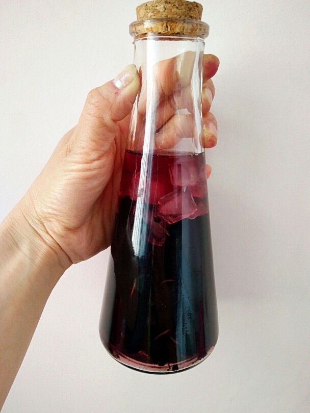 桑葚酒,放进冰箱冷藏保存一周就可饮用。