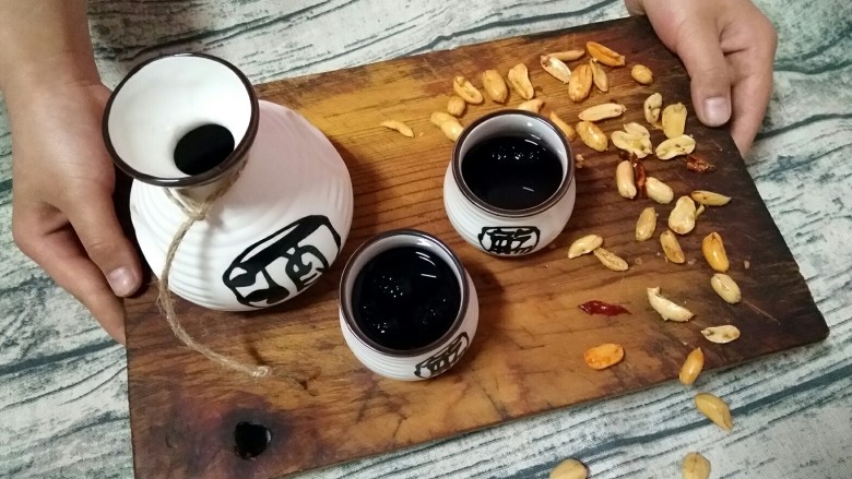 桑葚酒,小二,上酒。