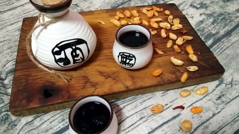 桑葚酒,成品。在冰箱中冷藏一周后冰糖完全融化在酒中,酒色酒香特别浓郁。