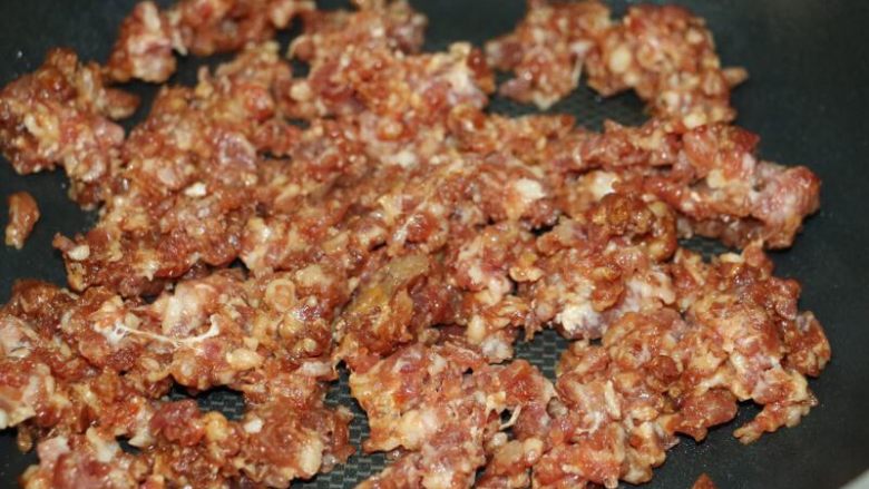 儿童餐之营养多彩豆,中火热锅,下肉末