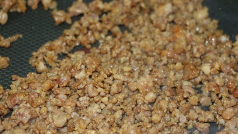 儿童餐之营养多彩豆,快速炒散,炒至9成熟捞起备用