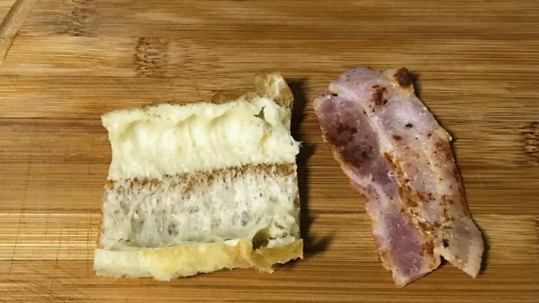 私家版培根牙签油条,一片油条,一片培根。