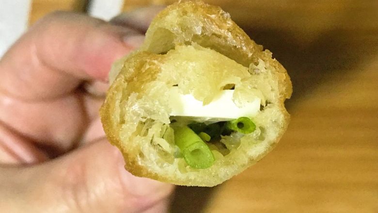 私家版培根牙签油条,卷起,卷牢固。