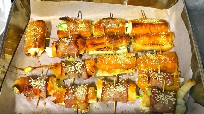私家版培根牙签油条,考出来外皮酥脆,香飘满屋,移出小心烫手。