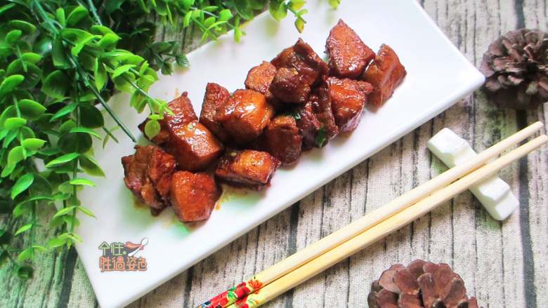 啤酒红烧肉,千万不要担心吃了会不会醉,因为酒中所含的酒精,已经在炖煮的过程中挥发掉了~放心吃哈,大口地吃!