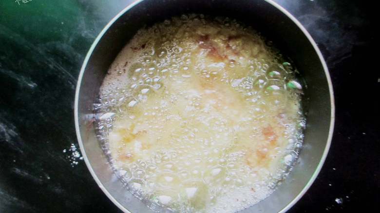 焦香藕夹, 锅中倒适量油烧热,下入藕夹