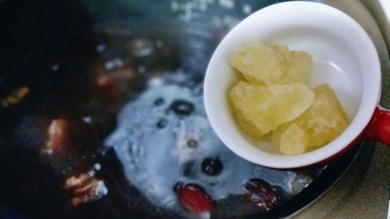 腊八节-腊八粥,时间到了鸣笛了,加入冰糖,再次按煮粥键,15分钟即可。