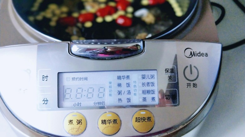 腊八节-腊八粥,将水和谷物类全部倒入电饭煲内胆中,我家的电饭煲,水位我加到了电饭煲的最高位。