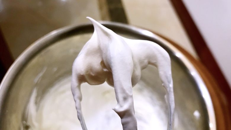 水果蛋糕,奶油打发至颜色光滑细腻即可,注意不要打过了