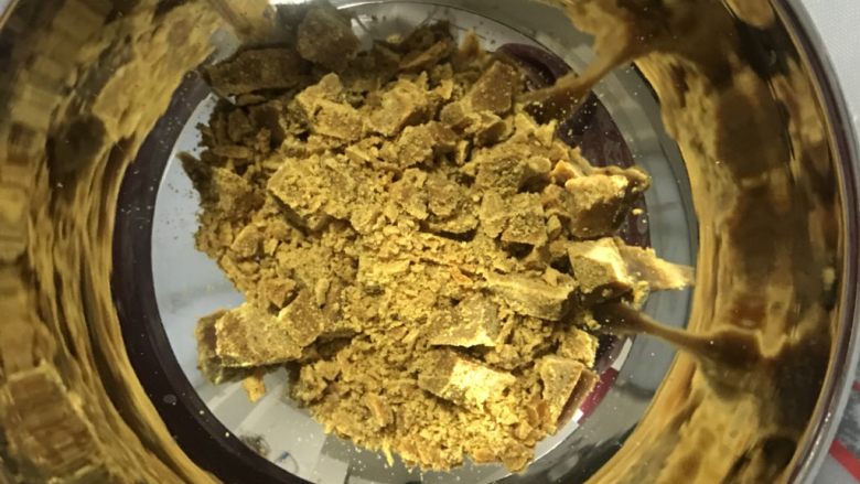 咖喱饭团,切成碎末,放入碗中备用