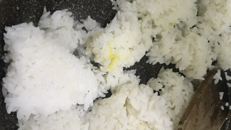 咖喱饭团,倒入冷饭,迅速翻炒