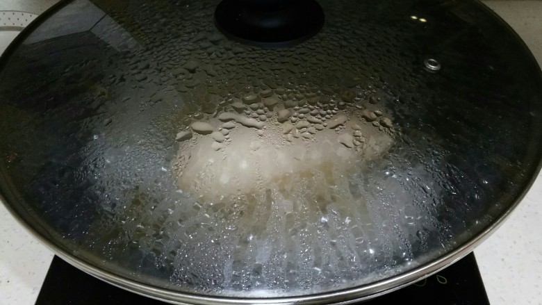 健脾开胃糯米藕,开火慢慢煮。最后发现这锅过太宽,水盖不过藕,就换成了汤锅。