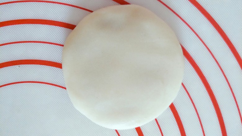#中式点心#+老婆饼(奶黄馅儿),用手按扁,擀成圆形