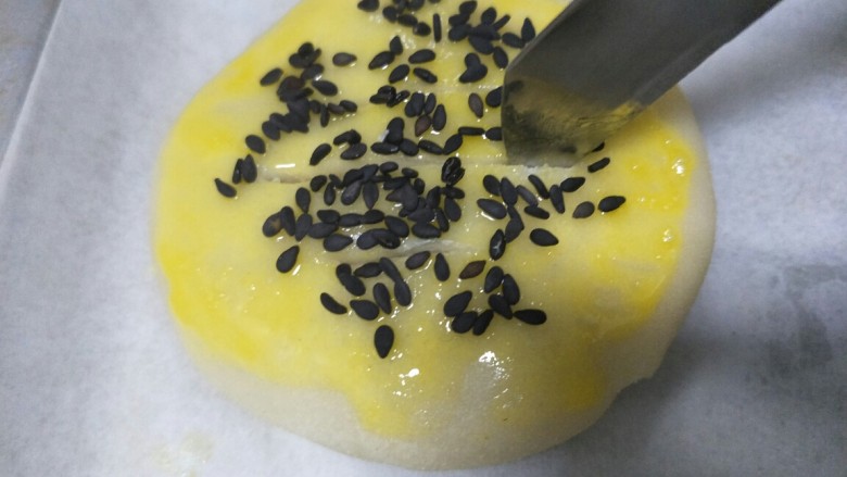 #中式点心#+老婆饼(奶黄馅儿),用小刀拉三个切口,中间长,两边短比较好看