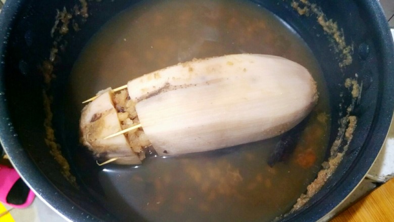 健脾开胃糯米藕,煮呀煮呀,终于煮到这个地步了。藕捞出,把肉桂渣拿出去。