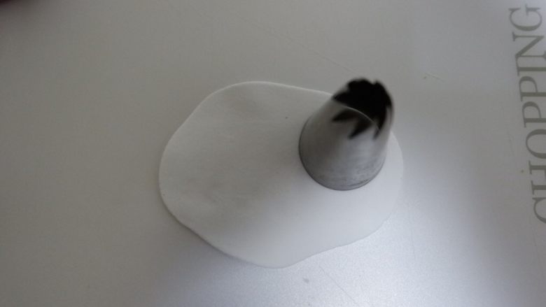 卡通汤圆—熊本,擀成薄片,用圆形模具压出一个圆形