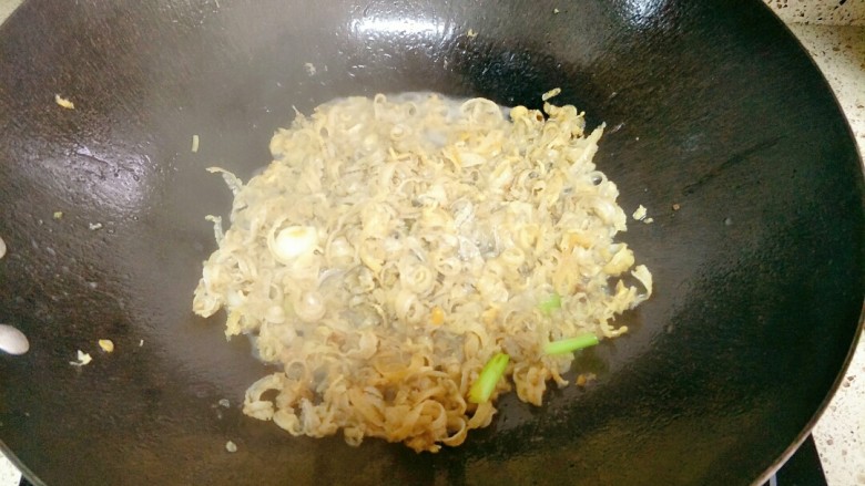 芹菜炒扇贝边,加几条羹清水焖一下,喜欢嚼劲的这一步可以省略
