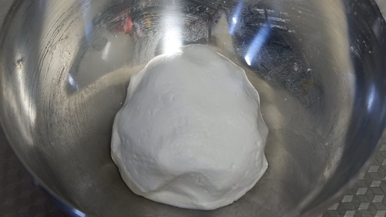 卡通汤圆—熊本,除调色粉外,糯米团全部材料混合,先做一个基础面团。