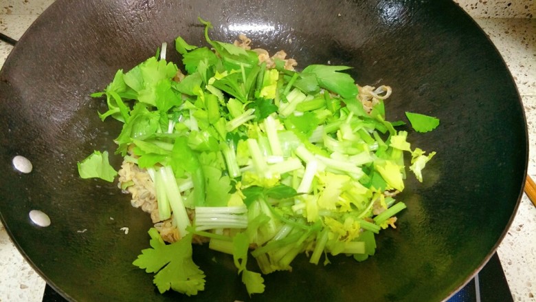 芹菜炒扇贝边,加入芹菜翻炒