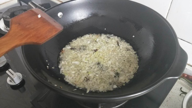 八宝粥,热锅入油炒香葱姜