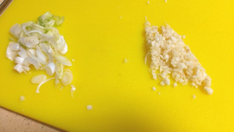 快手实用系列★五花肉炒青椒
「不下盐版」,切蒜沫和葱花,备用
