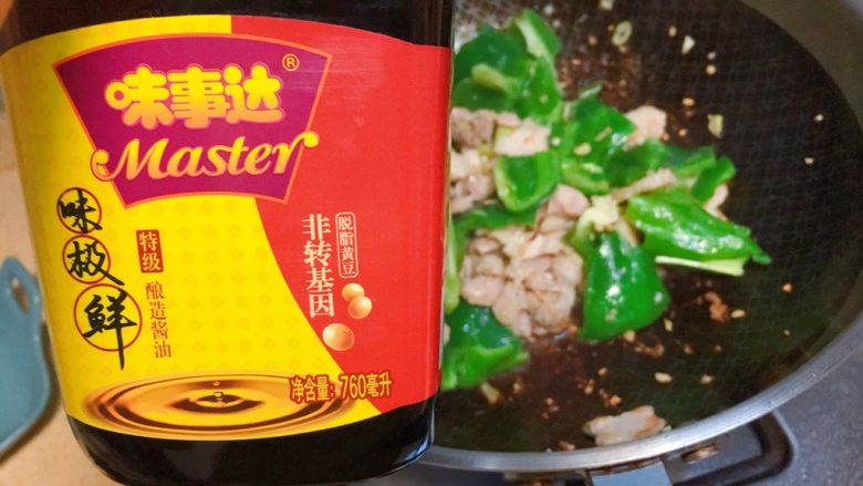 快手实用系列★五花肉炒青椒
「不下盐版」,然后下味极鲜,大概7毫升,我是凭手感下的,不知道估计的准不准,呵呵。你们自己也把握一下用量哦。