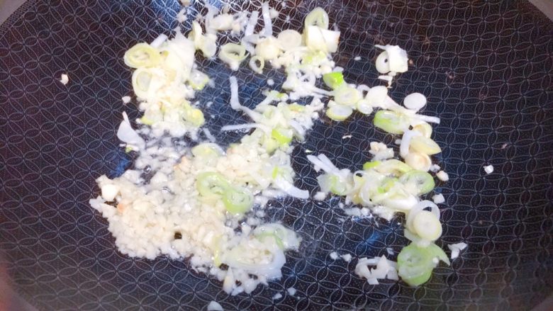 快手实用系列★五花肉炒青椒
「不下盐版」,锅里下油,油热下葱花和蒜沫啦。
