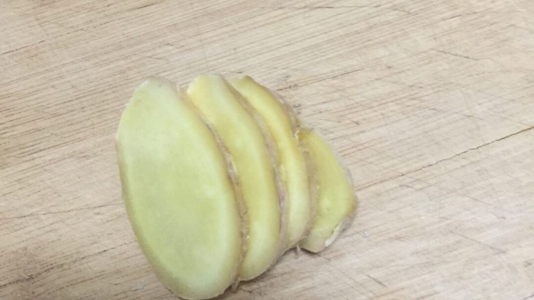 野山菌排骨汤,鲜姜切片,放3-4片就可以
