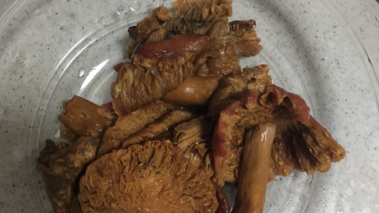 野山菌排骨汤,这个是泡好的野山菌,剪去硬硬的菌根