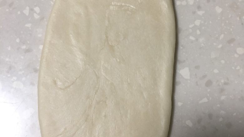 蛋黄酥,擀成一定厚度的鸭舌状,不要擀得太薄,油酥会漏。