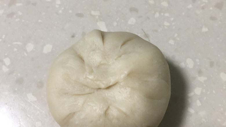 蛋黄酥,用包包子的手法将油酥封好,封口朝上,用手压扁。
