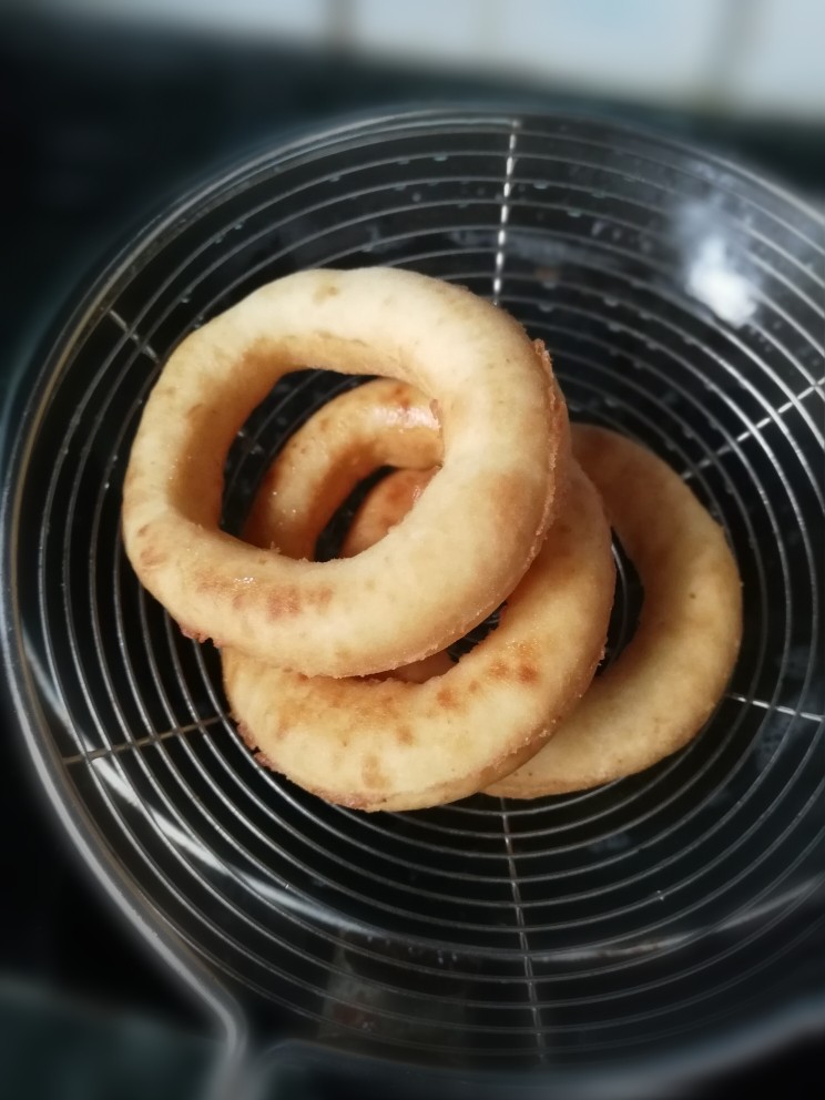 软妹纸——蛋糕甜甜圈(油炸版),炸至金黄色后捞出沥干油