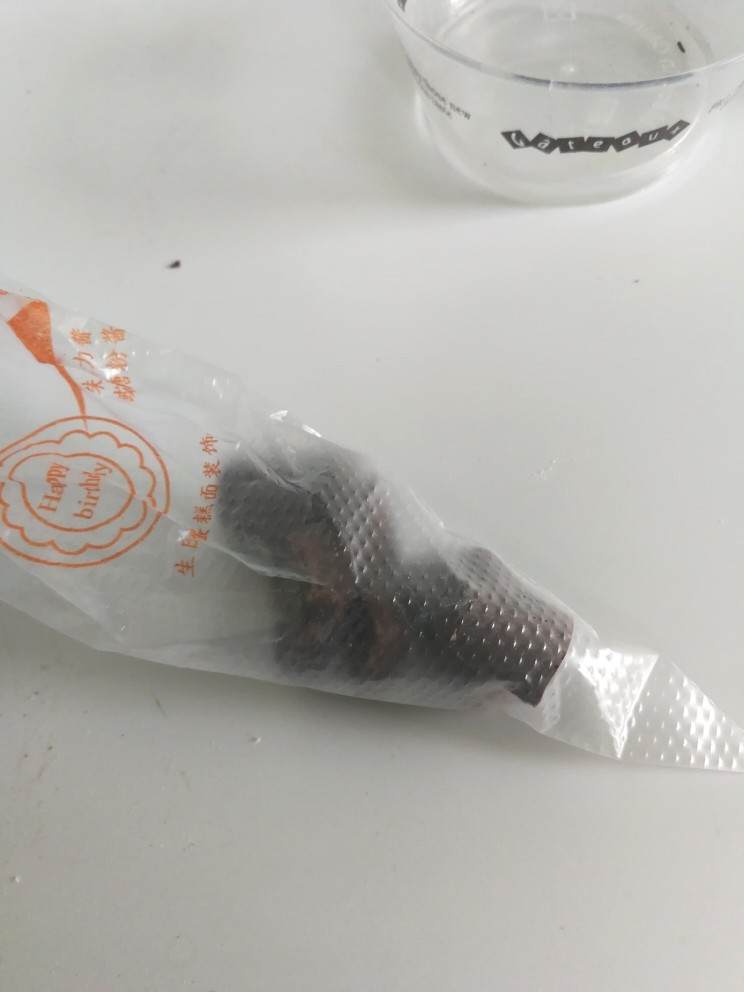 软妹纸——蛋糕甜甜圈(油炸版),巧克力切小块，放入裱花袋隔水融入后，再剪个小口，用来装饰甜甜圈