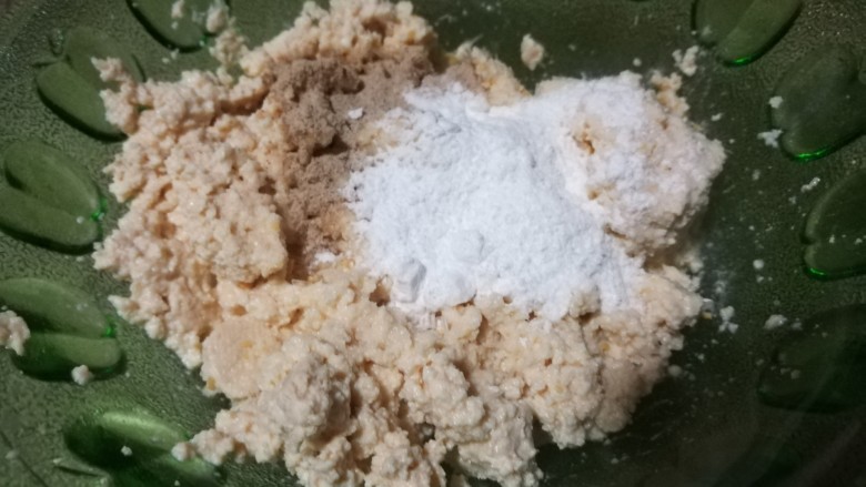 鸟巢豆腐丸子沙拉,加入淀粉,盐,胡椒粉,继续抓,把调料抓匀。