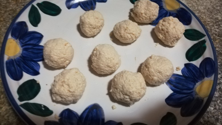 鸟巢豆腐丸子沙拉,把抓好的豆腐,团城豆腐丸子,直径两厘米大小就好了。