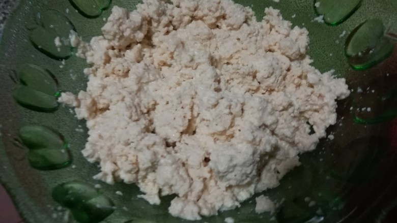鸟巢豆腐丸子沙拉,这一步高能了啊,带上手套解压吧,尽情滴抓,把豆腐抓碎!!