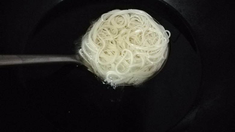 鸟巢豆腐丸子沙拉,放油锅里炸,油锅六成热开中小火炸,把面条要炸透,定型。
