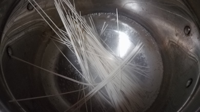 鸟巢豆腐丸子沙拉,锅里烧开水,将龙须面或者方便面下进去!