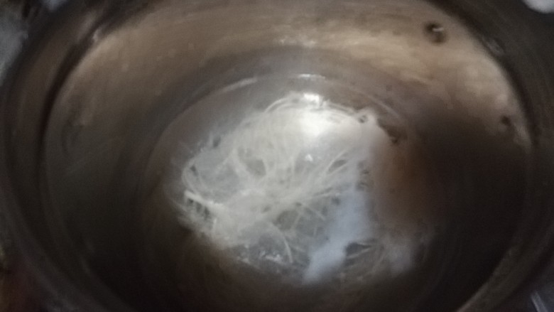 鸟巢豆腐丸子沙拉,煮到八分熟就可以了,因为一会儿还得炸制,所以不用煮特别熟。