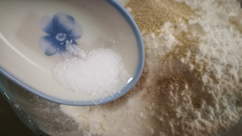 做饼+蘑菇鲜虾披萨饼,少许盐
