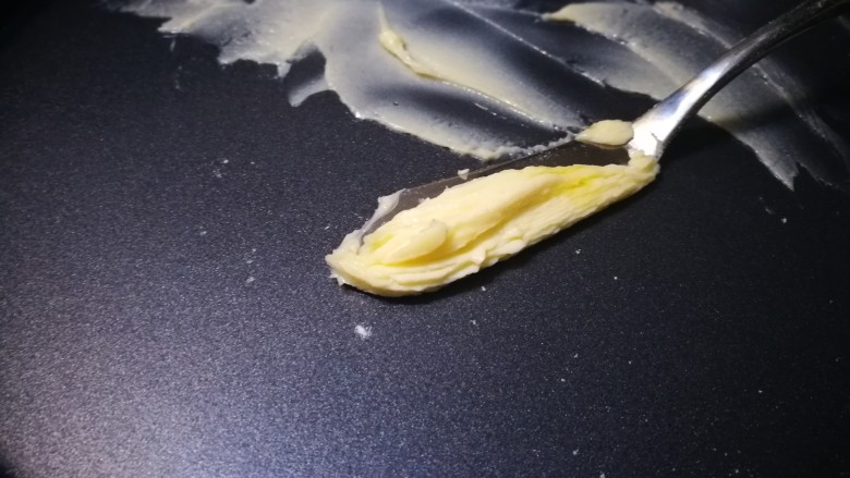 做饼+蘑菇鲜虾披萨饼,披萨盘中涂抹一层黄油