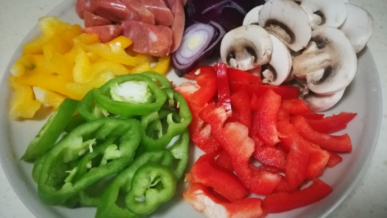 做饼+蘑菇鲜虾披萨饼,所有食材切小