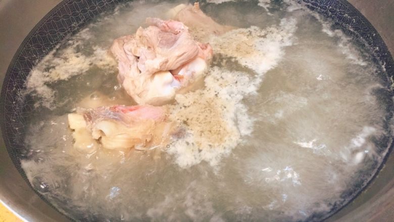 猪骨白萝卜汤「高压锅+砂锅快手版」,直接进入主题,呵呵。
首先把猪骨棒,剁成三段。可以买的时候让商家给剁哦。洗净后,烧一锅开水,然后把骨头进入烫焯一下,去血水和腥味。